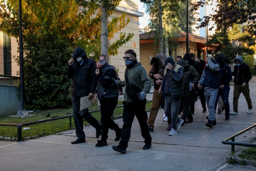 Τρεις προφυλακίσεις μετά από μαραθώνια απολογία για το κύκλωμα πλαστών ταυτοτήτων