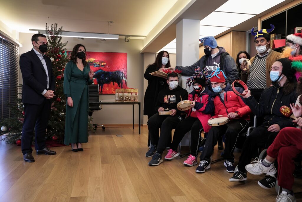 Η ξεχωριστή ευχή του Τσίπρα στα παιδιά που του είπαν τα κάλαντα!