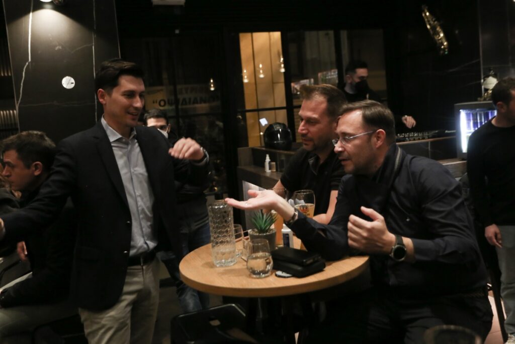 Με ποτό και κουβέντα το… χαλάρωμα του Παύλου Χρηστίδη πριν τη «μάχη» της Κυριακής