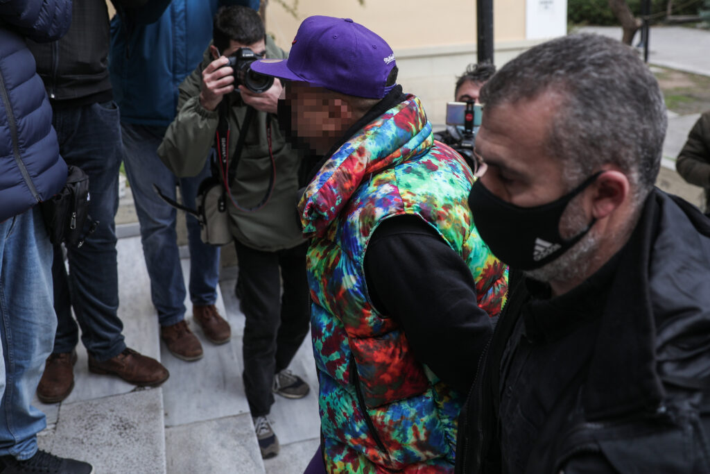 Στον Εισαγγελέα για να απολογηθεί ο τράπερ που πόζαρε με όπλα