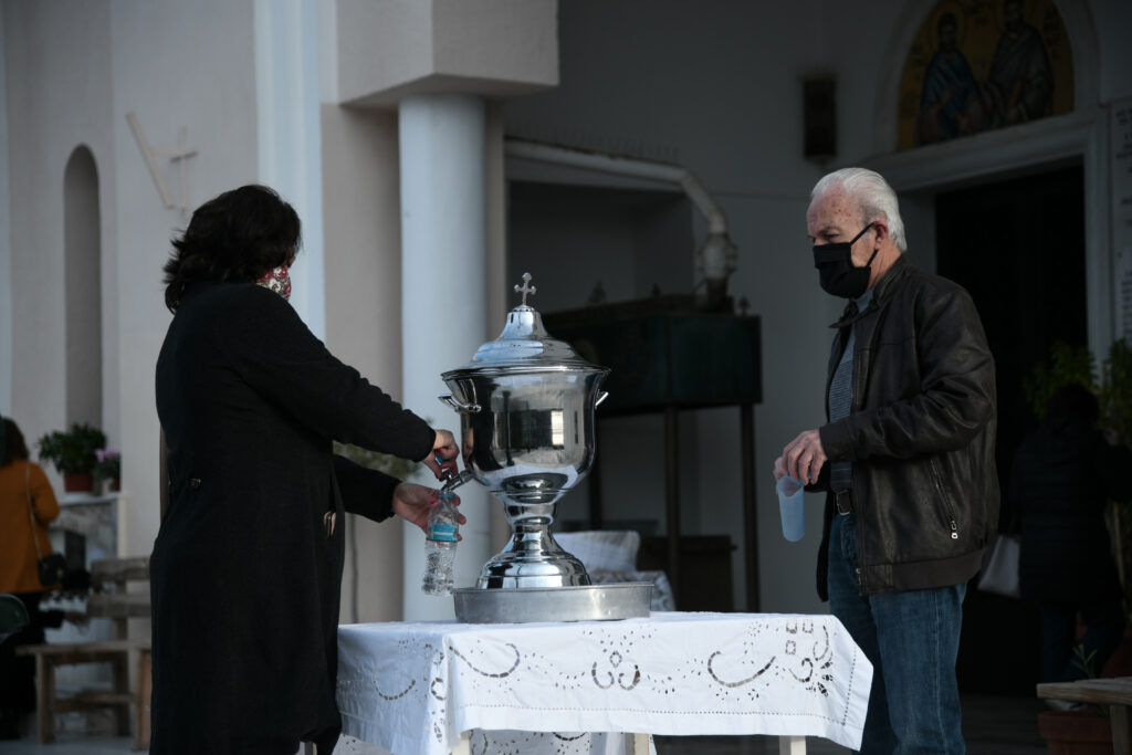 Θεοφάνεια: Η “όμικρον” προκαλεί περιορισμούς και εκκλήσεις των ειδικών για τους εορτασμούς