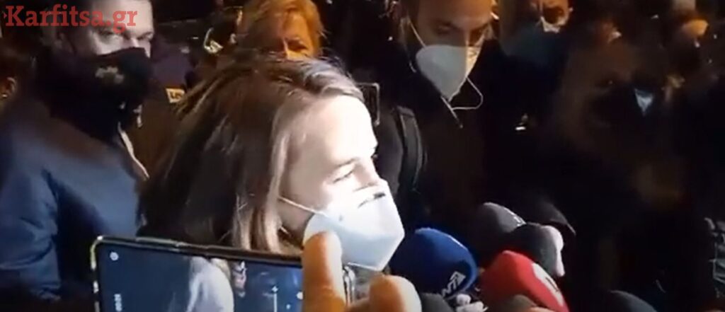 Συγκέντρωση διαδηλωτών έξω από το “Αχίλλειον”