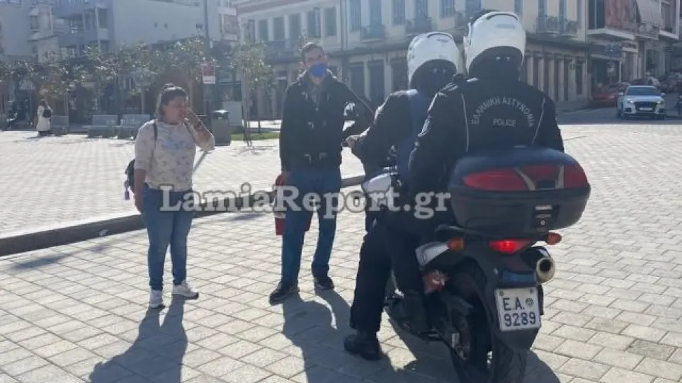 Λαμία: Ξυλοδαρμός γυναίκας μέρα μεσημέρι σε κεντρική πλατεία – «Μου έριχνε μπουνιές στη μέση του δρόμου, φοβάμαι ότι θα με σκοτώσει»