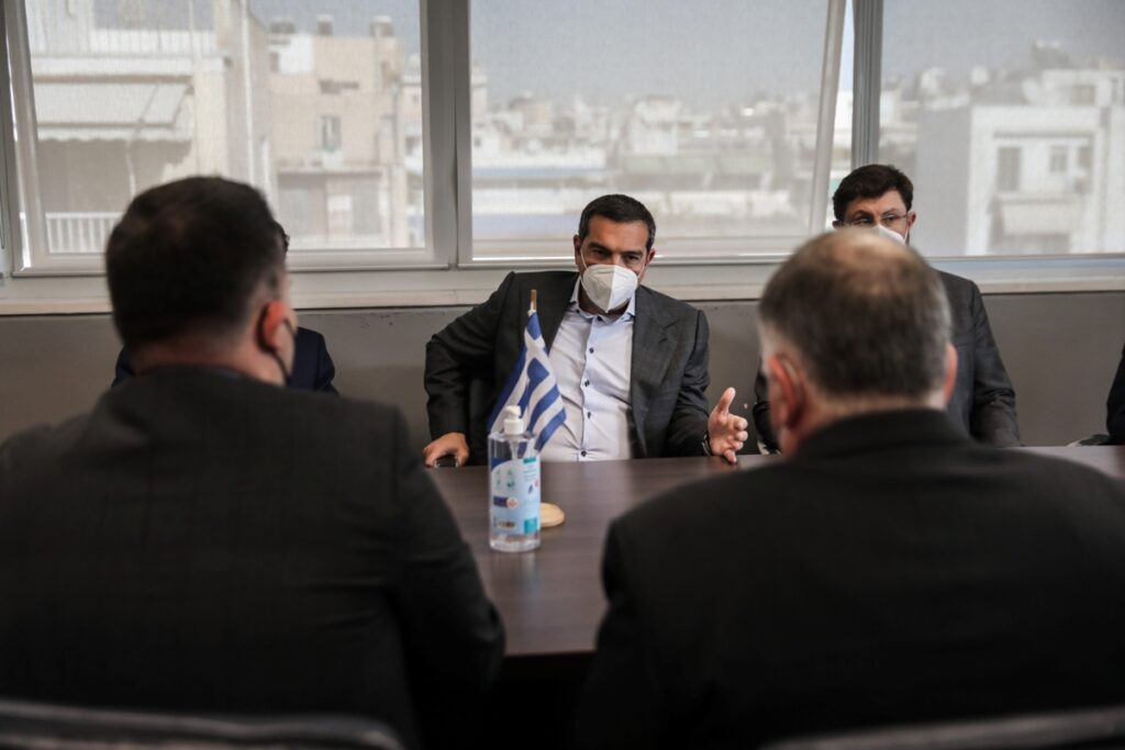 Για «πλιάτσικο» με απευθείας αναθέσεις κατηγορεί την κυβέρνηση ο Τσίπρας