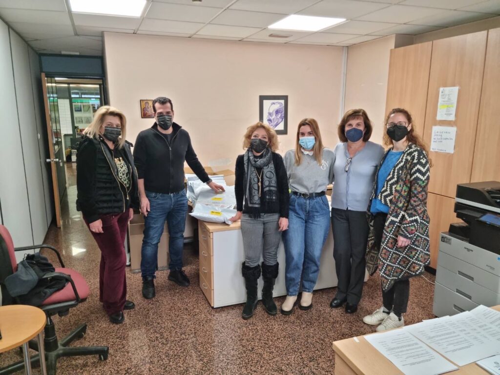 Ο Θάνος Πλεύρης στις αποθήκες του ΕΟΠΥ όπου φυλάσσονται τα αντιικά χάπια κατά του Covid