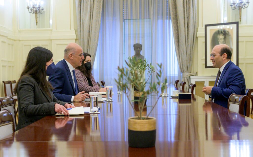 Συνάντηση Δένδια με τον νέο πρέσβη της Αρμενίας – Τι συζήτησαν