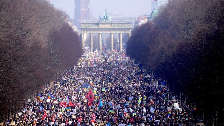 Διδηλωτές στους δρομους του Βερολίνου κατά της ρωσικής εισβολής στην Ουκρανία