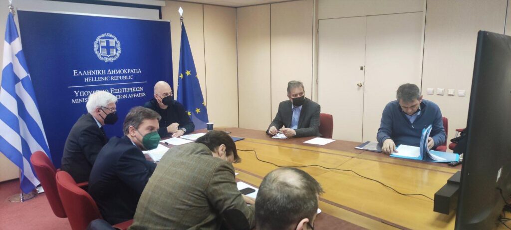 Συνεχείς τηλεδιασκέψεις Δένδια για τους Έλληνες ομογενείς στην Ουκρανία