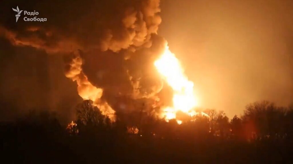 Ολονύχτιο ρωσικό «σφυροκόπημα»! «Χτύπησαν» διυλιστήριο και αγωγό αερίου! (ΒΙΝΤΕΟ)