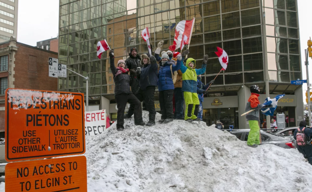 Εντάσεις συλλήψεις και συγκρούσεις με την αστυνομία στον Καναδά – Στους δρόμους ξανά το “Κομβόι της Ελευθερίας”