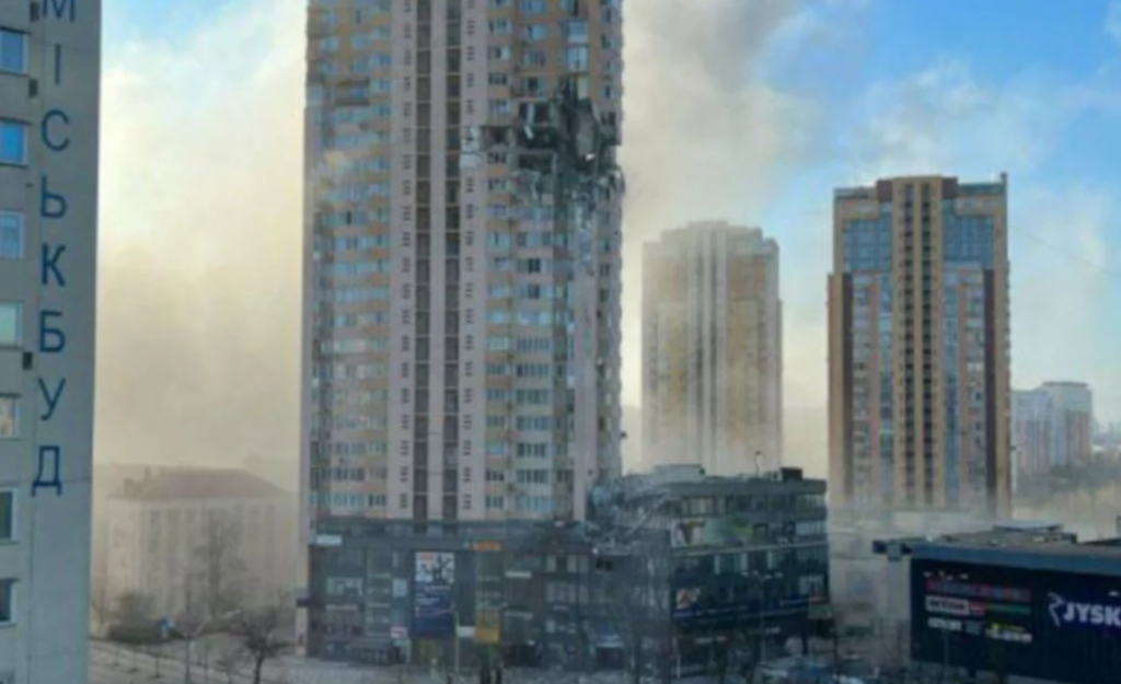 Οι Ρώσοι σφυροκοπούν ανελέητα το Κίεβο: Πύραυλοι χτύπησαν σπίτια – Διαβεβαιώσεις Ζελένσκι για στρατιωτική βοήθεια στη χώρα