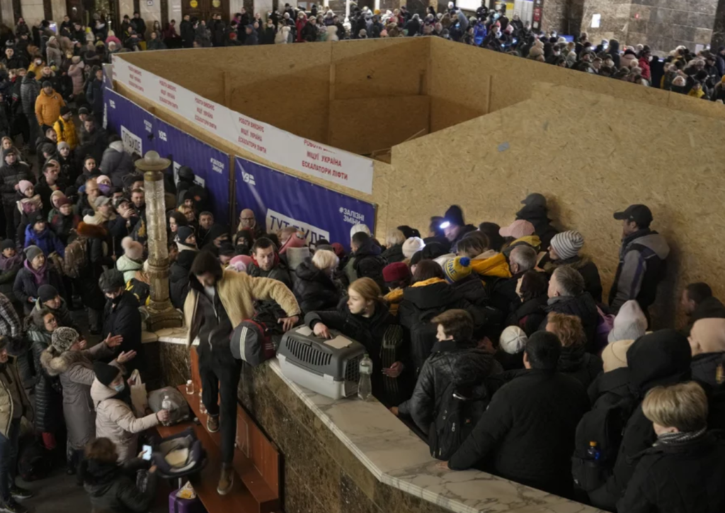 Στιγμές απόγνωσης στην Ουκρανία: Άνθρωποι παλεύουν για μια θέση στα τρένα φύγης από την… κόλαση που έφτιαξε ο Πούτιν