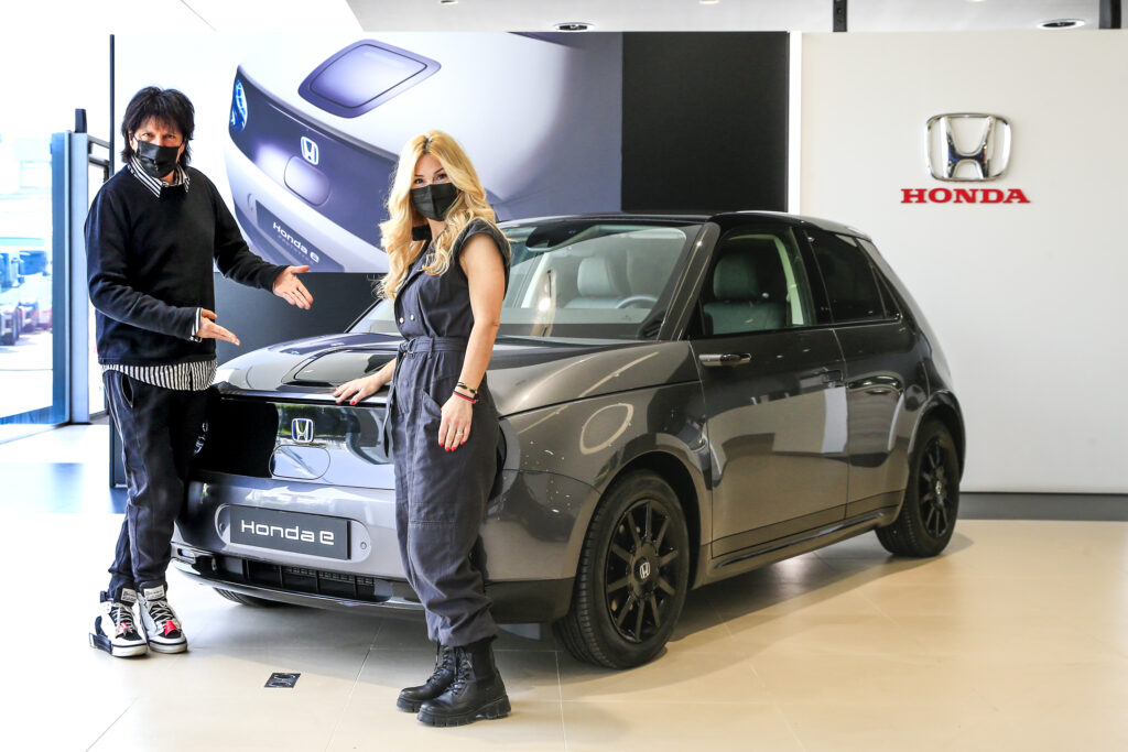 Ο Όμιλος Επιχειρήσεων Σαρακάκη παρέδωσε το Honda e στη νικήτρια του διαγωνισμού του Athens Dee Jay 95.2