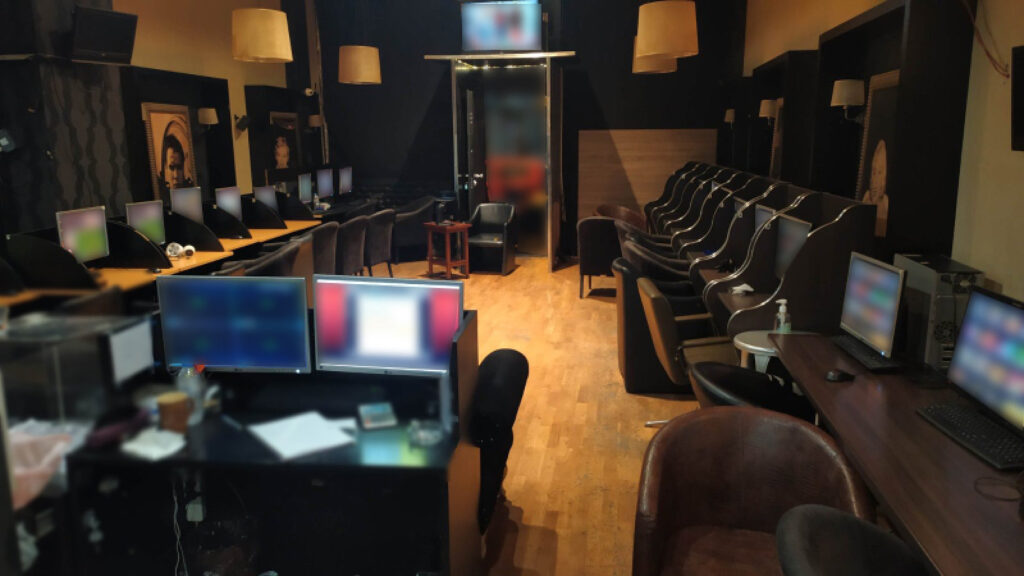 Λουκέτο σε κατάστημα παράνομου ηλεκτρονικού τζόγου στην Αθήνα – Τρεις συλλήψεις