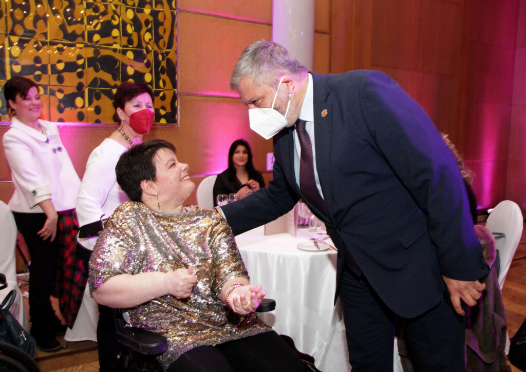 Την Παραολυμπιονίκη της Αθήνας Παρασκευή Καντζά τίμησε ο Πατούλης