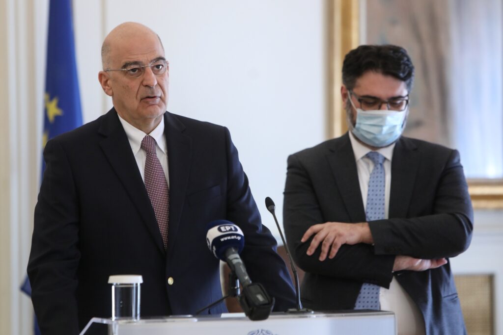 Να συνοδέψει αποστολή ανθρωπιστικής βοήθειας στη Μαριούπολη προτίθεται ο Δένδιας