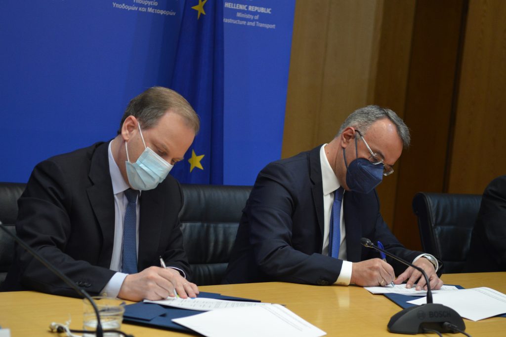 Σταϊκούρας και Καραμανλής υπέγραψαν τη σύμβαση παραχώρησης για το Θριάσιο