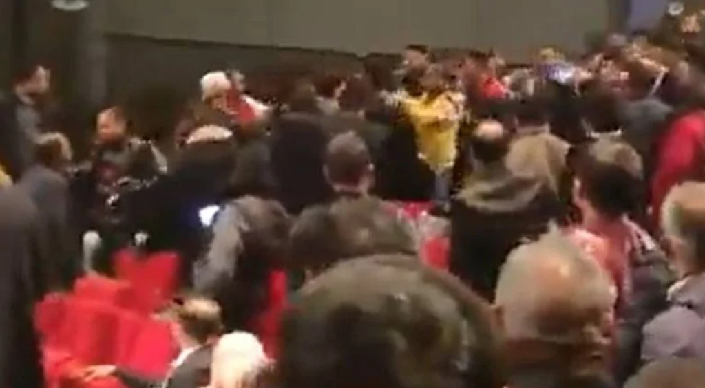 Σε πεδίο μάχης μετατράπηκε η πρεσβεία του Μπαγκλαντές στην Αθήνα: Έπαιξαν ξύλο μπροστά στον υπουργό Πολιτισμού