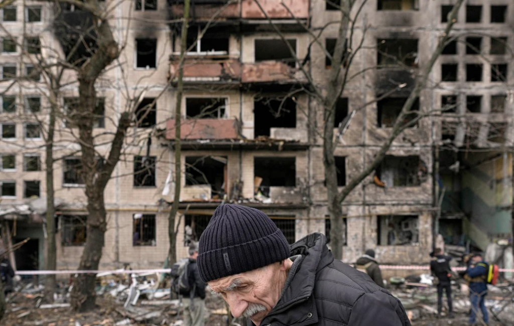 Πόλεμος στην Ουκρανία: Εικόνες σοκ από το βομβαρδισμένο θέατρο της Μαριούπολης