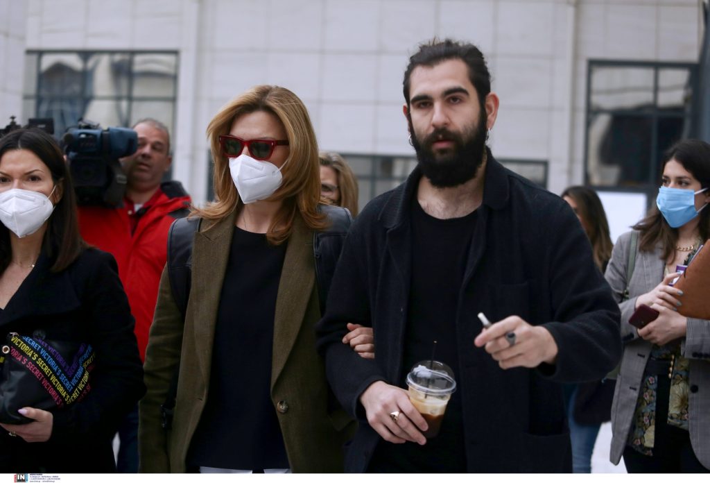 Ξέσπασμα του γιου Φιλιππίδη μπροστά στους δημοσιογράφους – «Σοβαρευτείτε ρε», είπε πριν τη δίκη