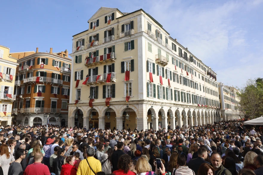 Κέρκυρα: Θεαματική η πρώτη Ανάσταση – Χιλιάδες κόσμου αναβίωσαν το έθιμο των Μπότηδων (φωτο)