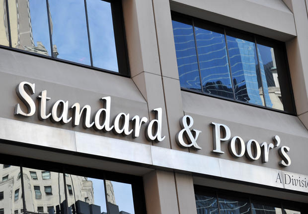 S&P: Προχώρησε σε αναβαθμίσεις ελληνικών τραπεζών – «Όλο και περισσότερα τα ωφέλη»
