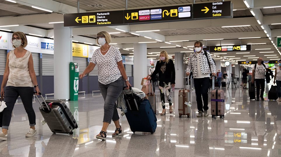 ΗΠΑ: Παράταση στη χρήση μάσκας των ταξιδιωτών λόγω αυξημένων κρουσμάτων covid αποφάσισε ο Μπάιντεν