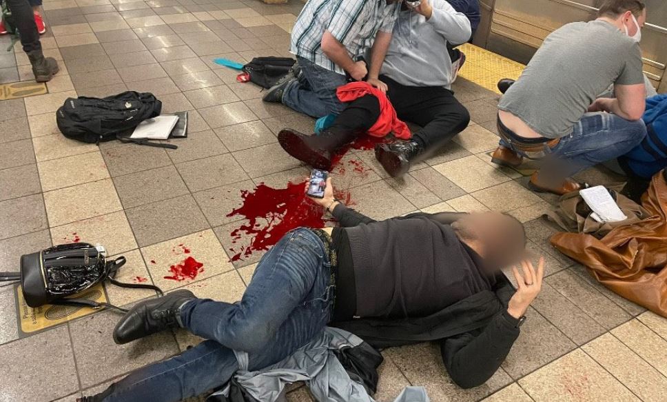 Πανικός στη Νέα Υόρκη: Πυροβολισμοί με πολλούς τραυματίες σε σταθμό του μετρό (ΒΙΝΤΕΟ ΣΟΚ)