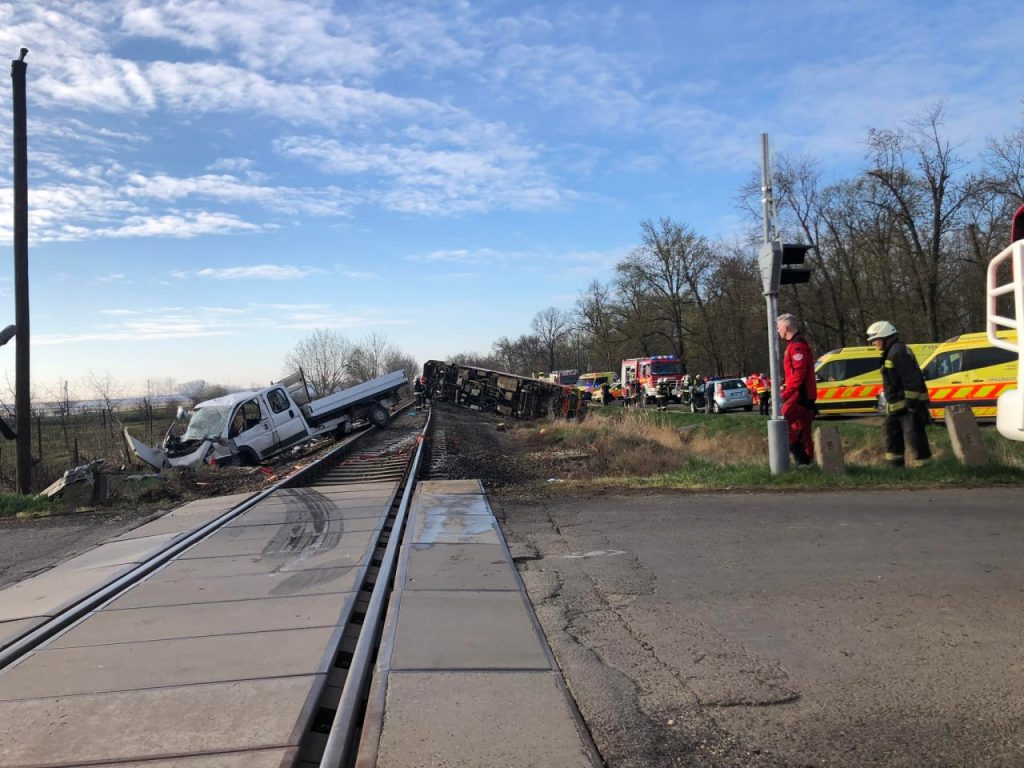 Πέντε νεκροί και 10 τραυματίες από σύγκρουση φορτηγού με τρένο στην Ουγγαρία