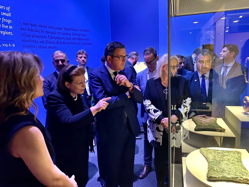 Εγκαινιάστηκε από την Μενδώνη έκθεση στο Μουσείο της Μελβούρνης