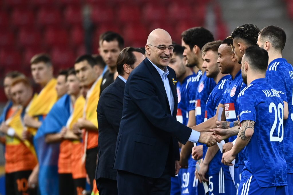 Στον φιλικό αγώνα Ολυμπιακού-Σαχτάρ Ουκρανίας ο (Παναθηναϊκός) Νίκος Δένδιας