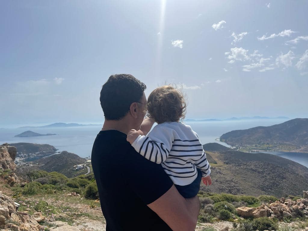 Οι ευχές του Κικίλια αγκαλιά με τον γιο στην Πάτμο