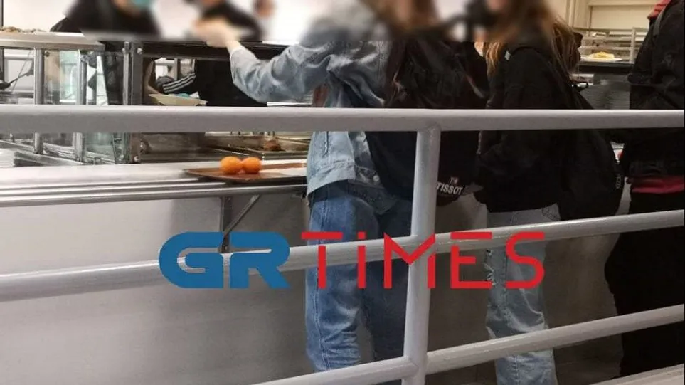 ΑΠΘ: Φοιτητές μοίρασαν φαγητό στη Φοιτητική Λέσχη σε ένδειξη διαμαρτυρίας για την κάρτα σίτισης