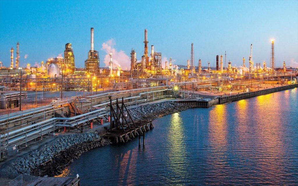 Ευρωπαϊκή Επιτροπή: Σταδιακά και με εξαιρέσεις το εμπάργκο στο ρωσικό πετρέλαιο