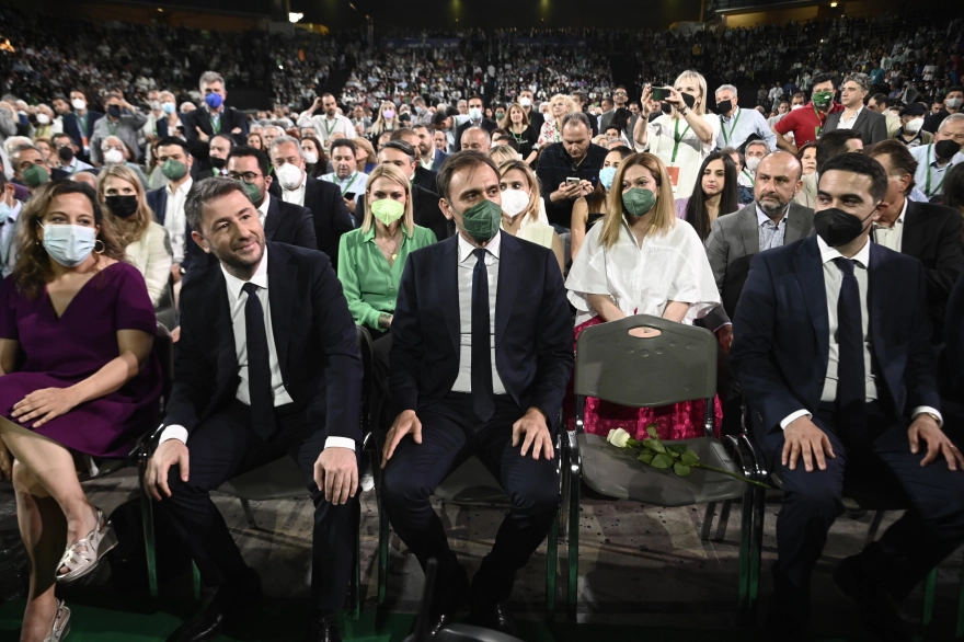 Με μία άδεια καρέκλα κι ένα τριαντάφυλλο τίμησε το ΠΑΣΟΚ/ΚΙΝΑΛ τη μνήμη της Φώφης Γεννηματά