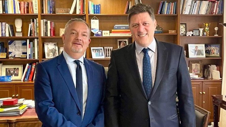 Συνάντηση Βαρβιτσιώτη με τον Βρετανό πρέσβη: Η περαιτέρω ενίσχυση των σχέσεων Ελλάδας – Ην. Βασιλείου στο επίκεντρο