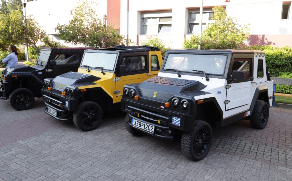 Τοποθετήθηκαν πινακίδες στο πρώτο ελληνικό όχημα