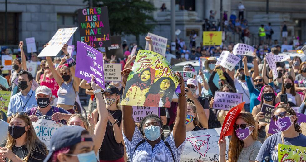 Απόφαση σοκ στις ΗΠΑ: Το ανώτατο δικαστήριο καταργεί το δικαίωμα στην άμβλωση