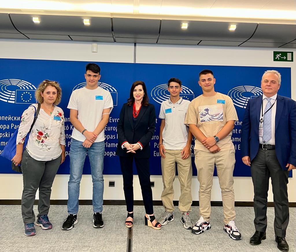 Η Άννα Μισέλ Ασημακοπούλου υποδέχεται στο Ευρωπαϊκό Κοινοβούλιο τους νικητές του 8ου Μαθητικού Διαγωνισμού Ταινίας Μικρού Μήκους