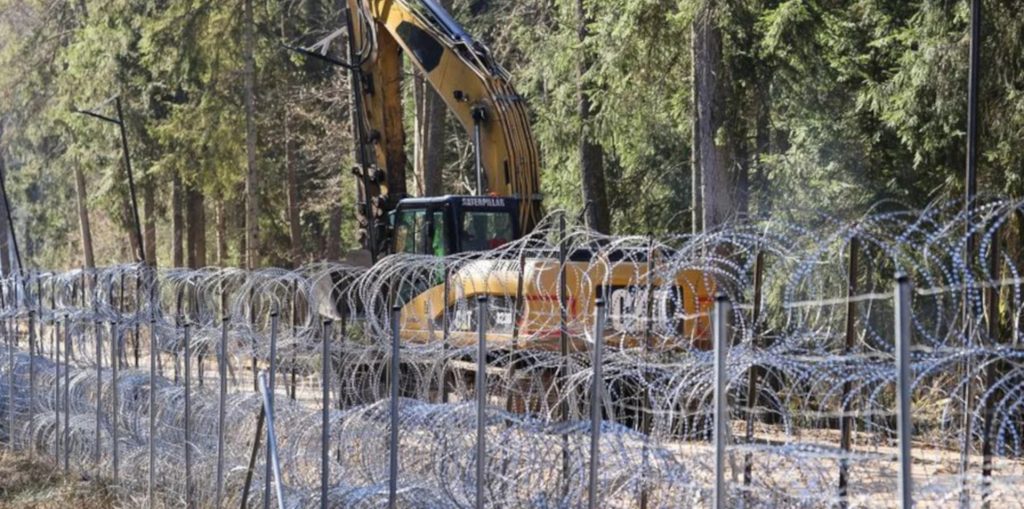 Πολωνία: Ολοκληρώθηκε σχεδόν η κατασκευή φράχτη στα σύνορα με τη Λευκορωσία