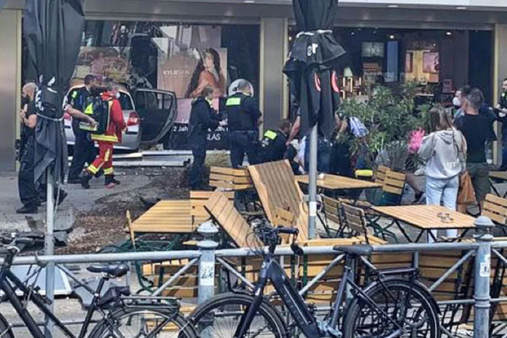 Συναγερμός στο Βερολίνο! Αυτοκίνητο έπεσε σε πλήθος – Ένας νεκρός και πολλοί τραυματίες