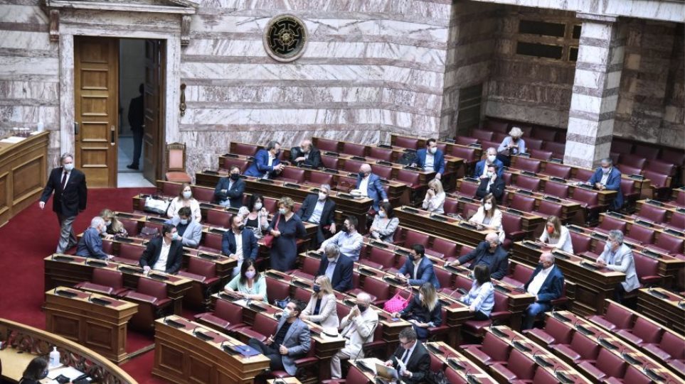 Βουλή: Ο ΣΥΡΙΖΑ απέχει από την ψηφοφορία του νομοσχεδίου για τα ΑΕΙ, ανακοίνωσε ο Τσίπρας