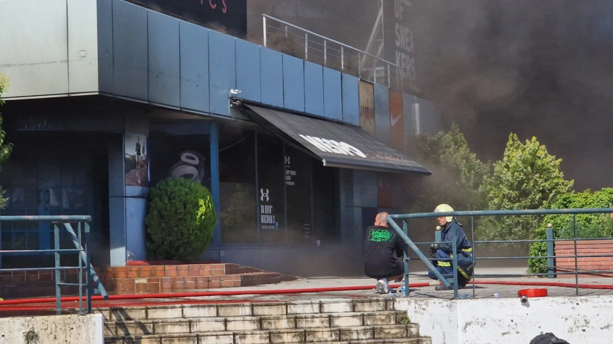 Υπό πλήρη έλεγχο η μεγάλη φωτιά που ξέσπασε σε κατάστημα αθλητικών ειδών στη Θεσσαλονίκη