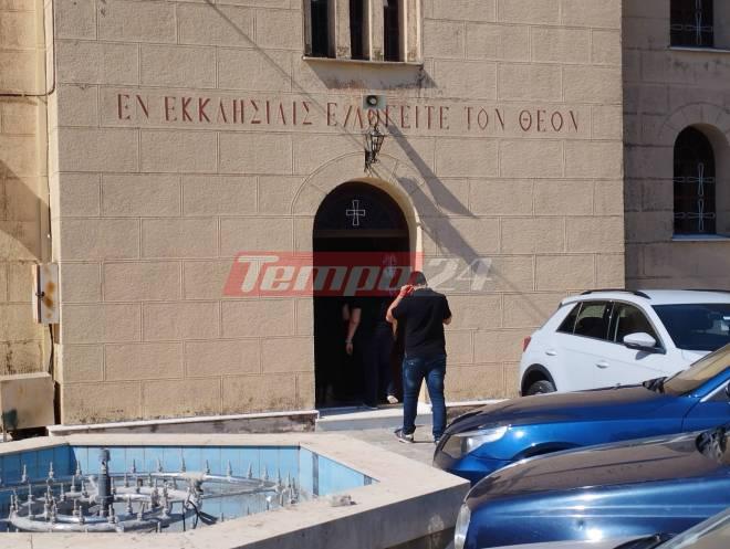 Σε κλίμα οδύνης η κηδεία του 49χρονου που έφυγε αβοήθητος από το νοσοκομείο «Αγ. Ανδρέας» (pic)