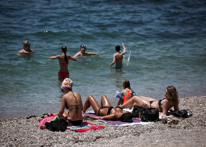 Καιρός: Πολλή ζέστη και σήμερα παρά τη μικρή πτώση της θερμοκρασίας