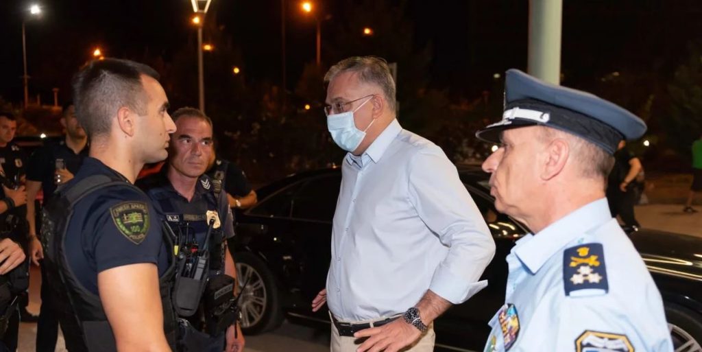 Αιματηρή συμπλοκή στην Αθήνα: Κοντά στους τραυματίες αστυνομικούς ο Τάκης Θεοδωρικάκος