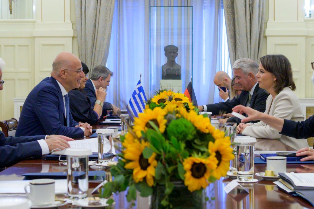 Γερμανικές αποζημιώσεις στην Ελλάδα και υποβρύχια στην Τουρκία έριξε στο τραπέζι της συνάντησης με Μπέρμποκ ο Δένδιας