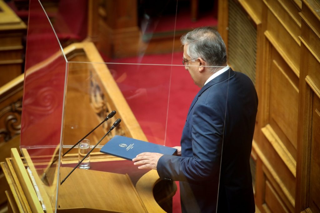 Η στιγμή που ο Θεοδωρικάκος σταματά την ομιλία του και πάει στο ιατρείο (BINTEO)