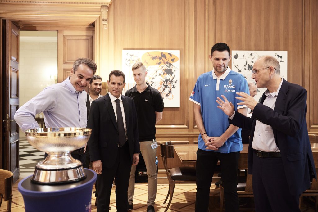 Ο Μητσοτάκης υποδέχεται στο Μαξίμου την «κούπα» του φετινού Eurobasket!