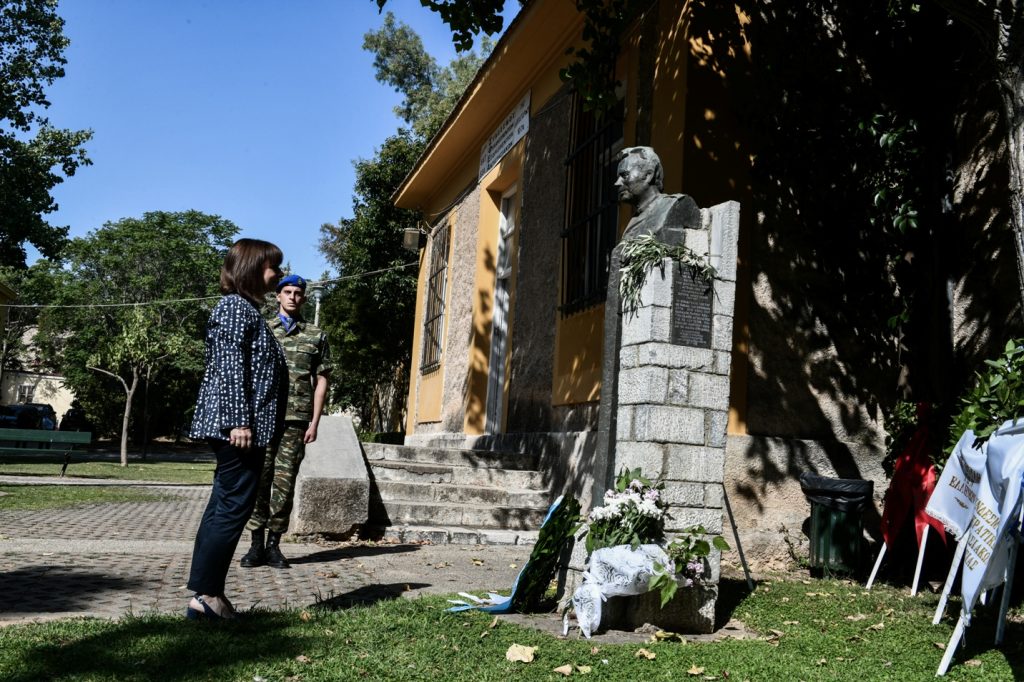 Το στεφάνι της Σακελλαροπούλου στην προτομή του Σπύρου Μουστακλή